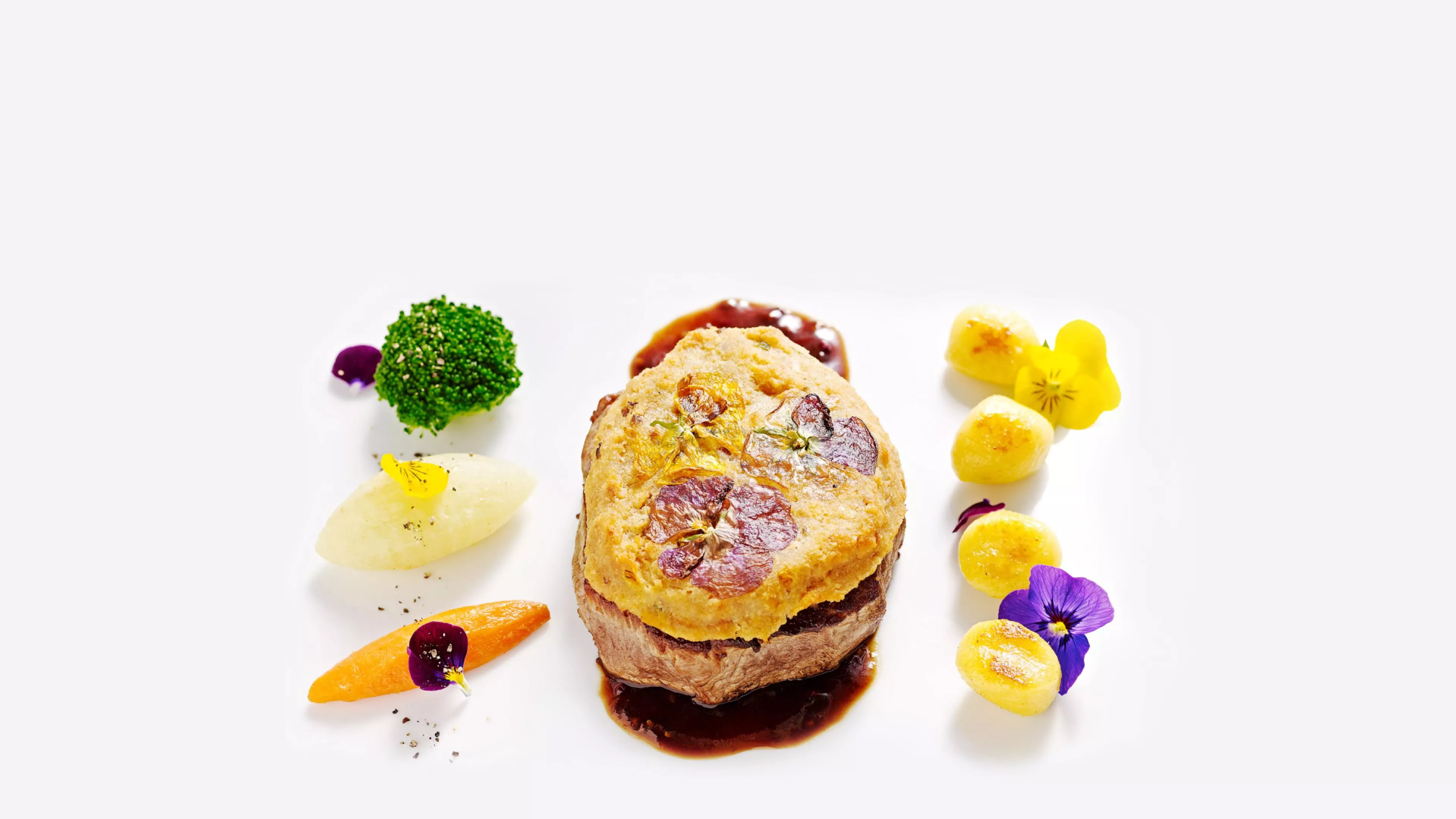 Catering: Filet mit Omelette und Dekoration