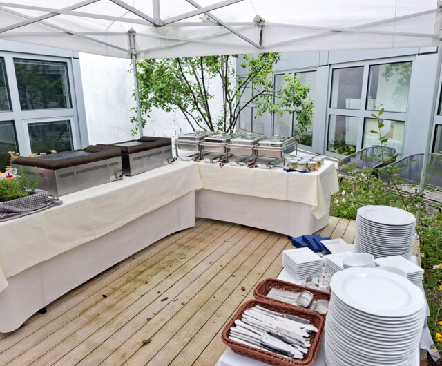 Hausmesse Catering mit Front-Cooking, Zelt bei mittelst&auml;ndischem Betrieb, Kundenveranstaltung