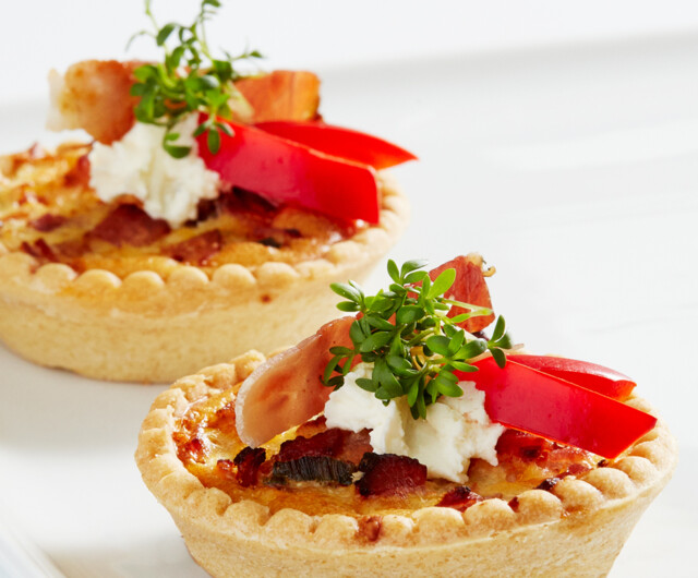 Messestand Fingerfood: Mini-Quiche mit Zwiebel-Speck in M&uuml;rbteigt&ouml;rtchen