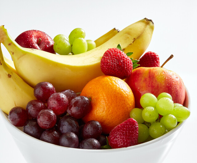 Messestand Obstschale: Vitamine frisches Obst, Bananen, &Auml;pfel, Erdbeeren, Trauben (je nach Saison)