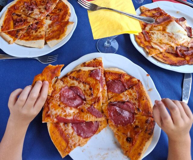 Kinderkochen fertige Pizza