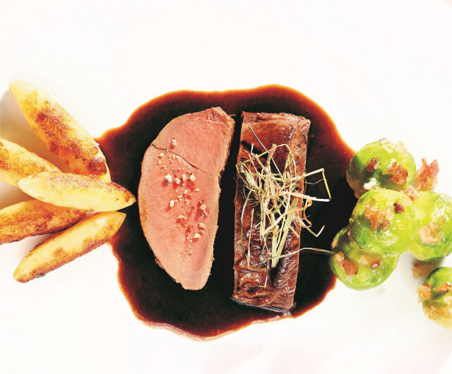 Rehr&uuml;cken mit Schupfnudeln und Rosenkohl