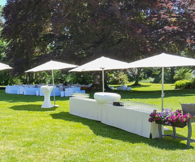 Hochzeit im Garten: Schlo&szlig;garten mit Getr&auml;nkebuffet, Sonnenschirmen, Equipment