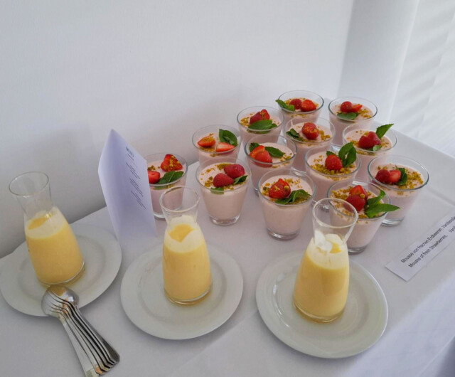 Business-Lunch Dessert im Glas - Erdbeer-Mousse Vanilleso&szlig;e
