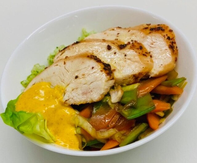 Spicy H&auml;hnchen-Bowl mit Curry-Ingwerdip