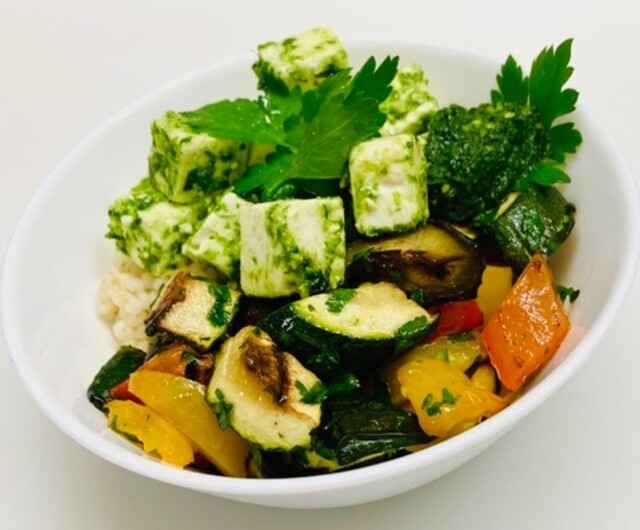 Mediterrane Gem&uuml;se-Bowl mit Feta (vegetarisch)