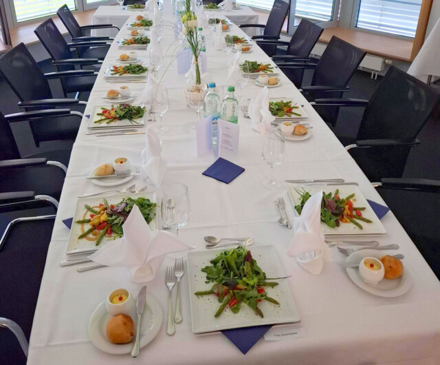 Business-Lunch Vorspeise - Gr&uuml;ner Spargel, Wildkr&auml;uter