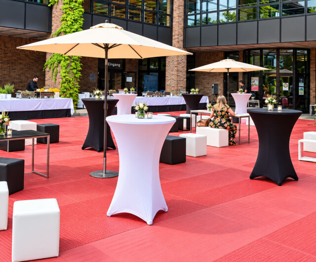 Loungem&ouml;bel Schirme Tische Grillbuffet